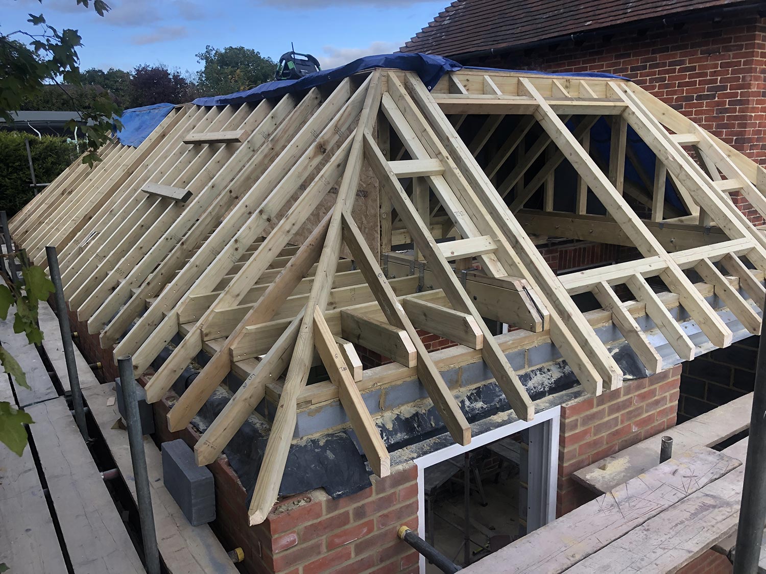 New wrap-around roof structure built in Ewhurst.